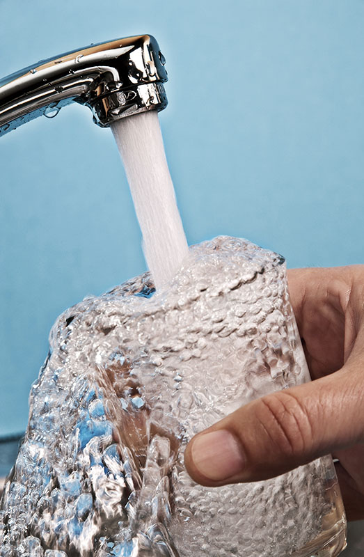 Microplastics in Drinking Water: What New Filtration Evidence Shows A glass of drinking water beside a household water filter
